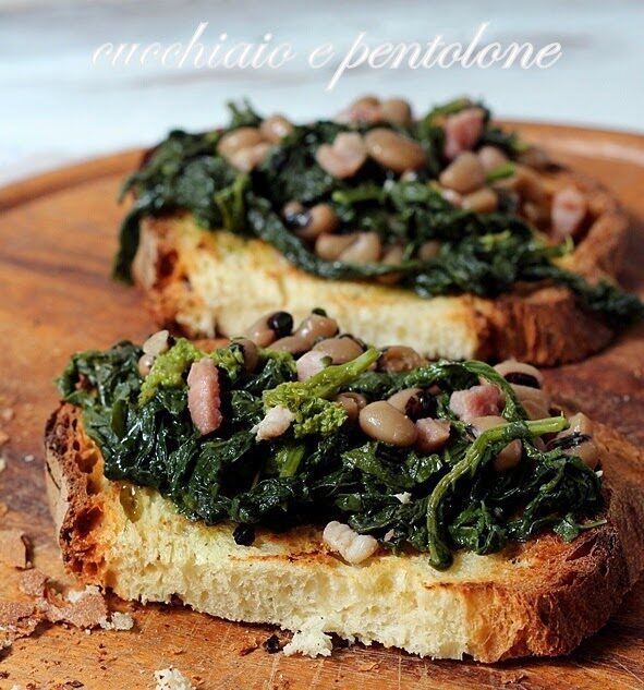 Crostoni di pane di matera con cime di rapa e fagioli di sarconi
