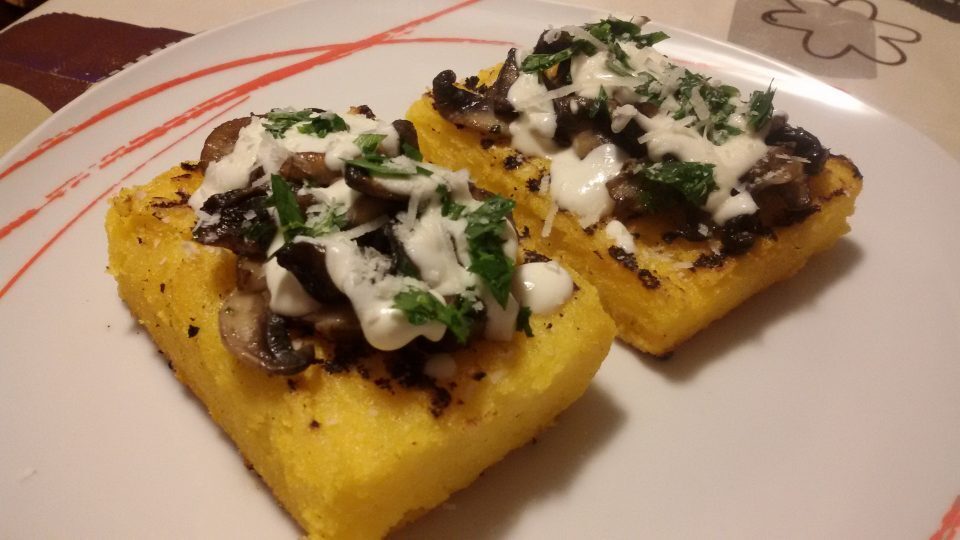 Crostoni di polenta con funghi e crema al parmigiano