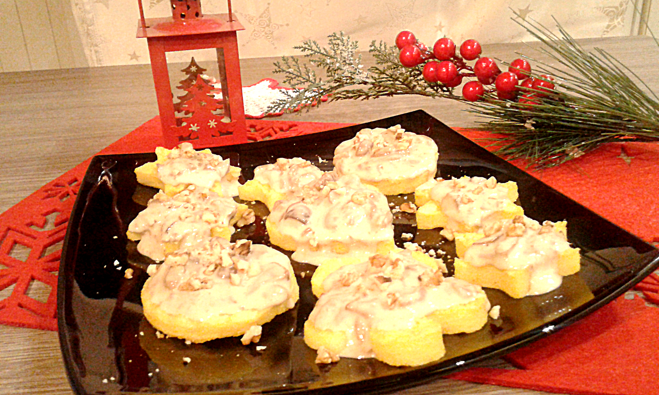 Crostoni di polenta con porcini, besciamella e noci