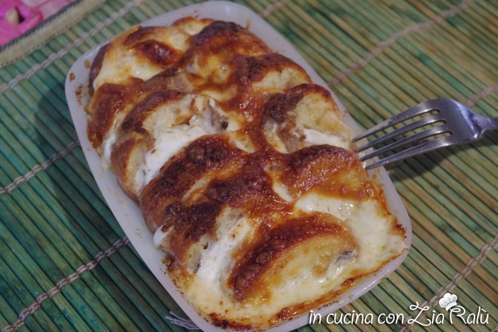 Crostoni pane, mozzarella e alici