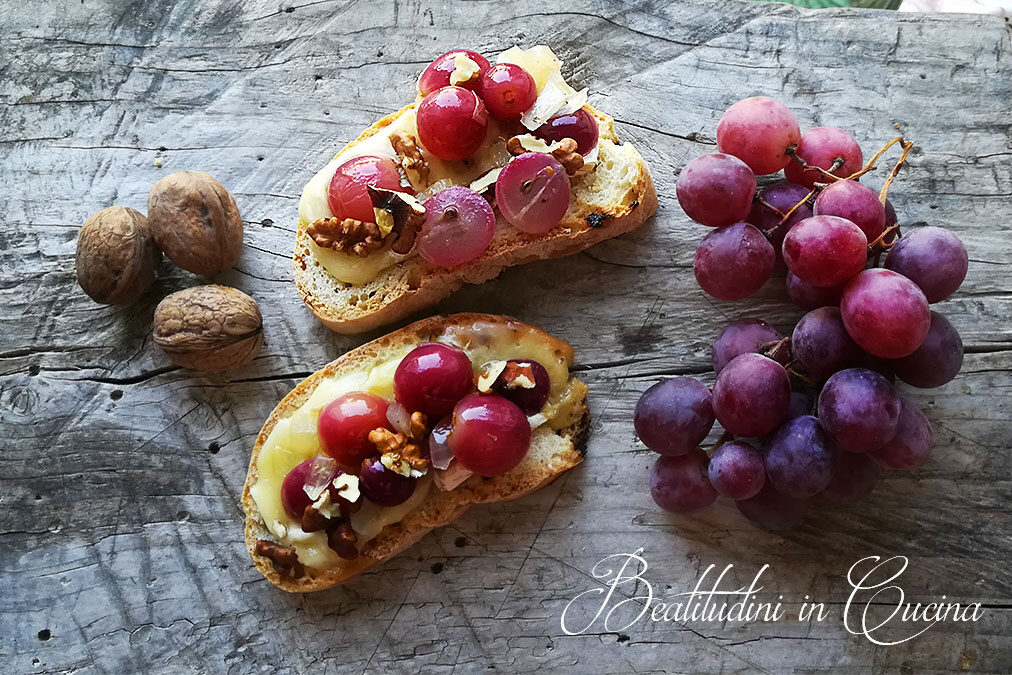 Crostoni uva caramellata e brie