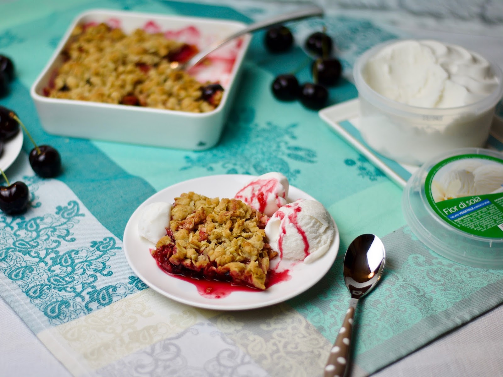 Crumble alle ciliegie con gelato Fior di Natura