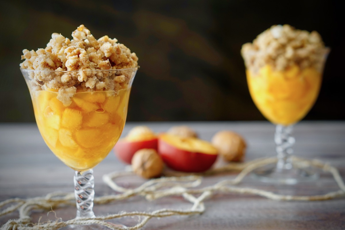Crumble alle pesche senza cottura