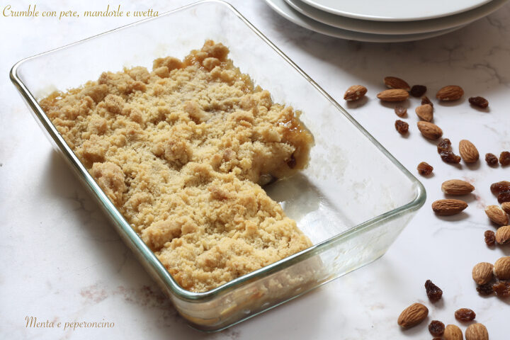 Crumble con pere, mandorle e uvetta