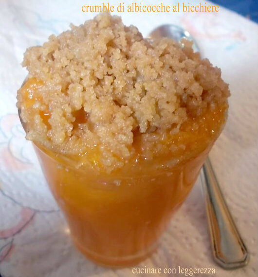 Crumble di albicocche al bicchiere