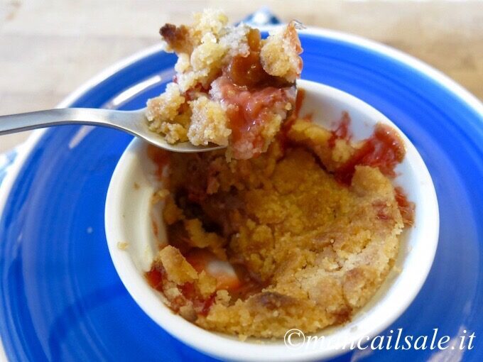 Crumble di fragole e rabarbaro