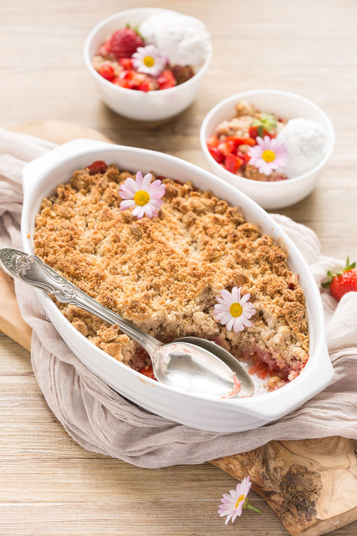 CRUMBLE di FRAGOLE e RABARBARO VEGAN SENZA GLUTINE