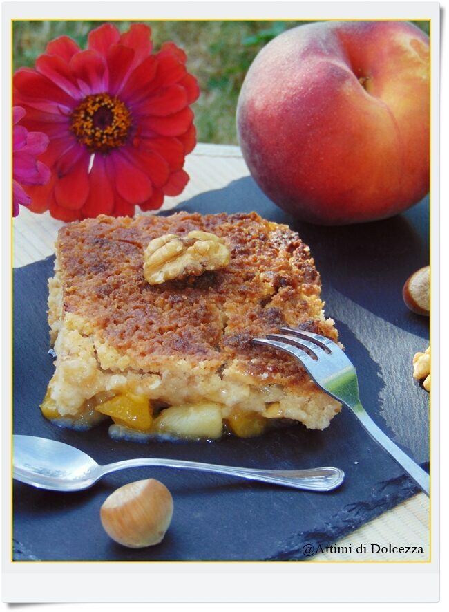 Crumble di pesche nocciole e noci