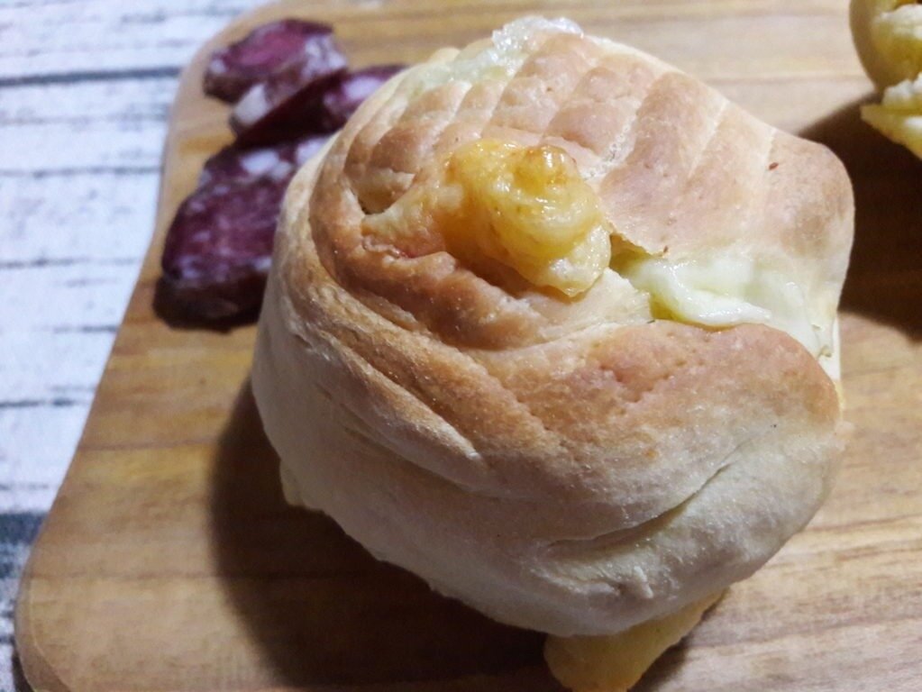 Cucche siciliane con formaggio e salsiccia