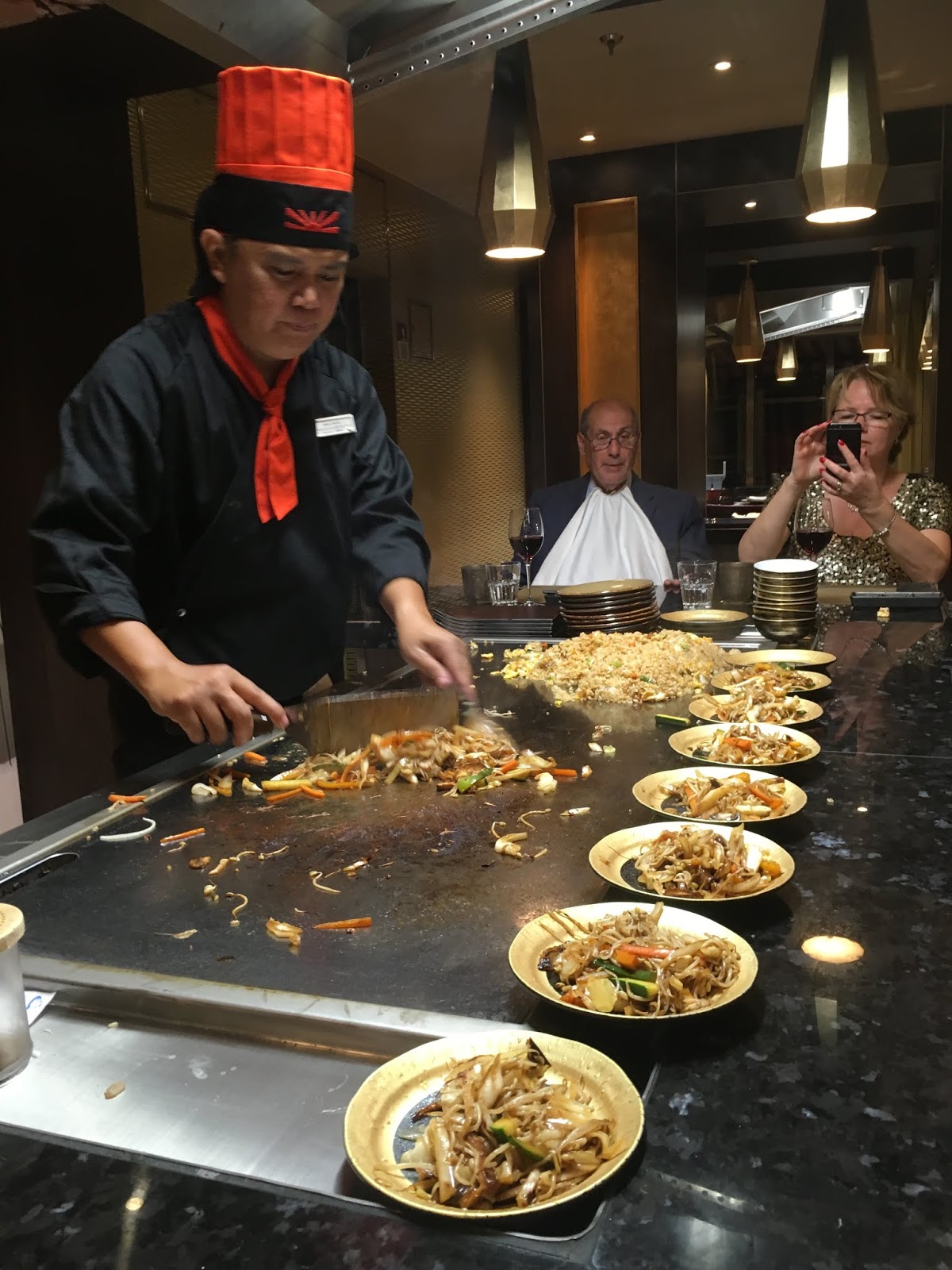 Cucina japan teppanyaki: riso fritto con verdure