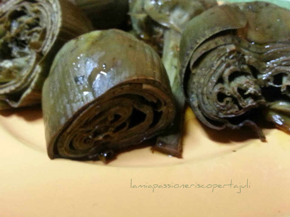 Cucinare i carciofi a vapore, con carta del pane è vino rosso