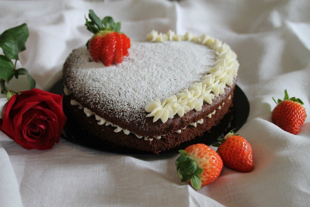 Cuor di torta cioccolato e fragole