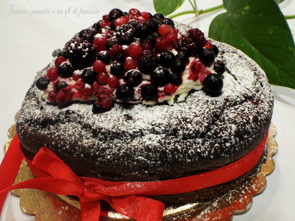 Cuore di cioccolato con frutti di bosco