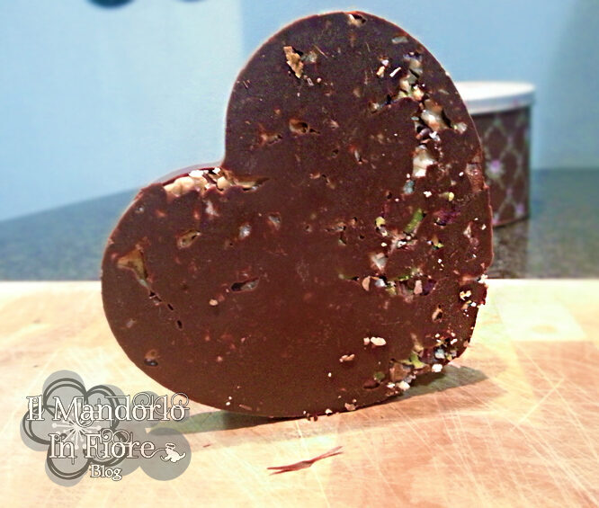 Cuore di fondente con noci e pistacchi