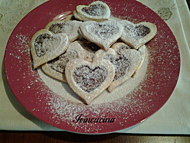 Cuore di frolla con confettura di fragoline di bosco e lamponi
