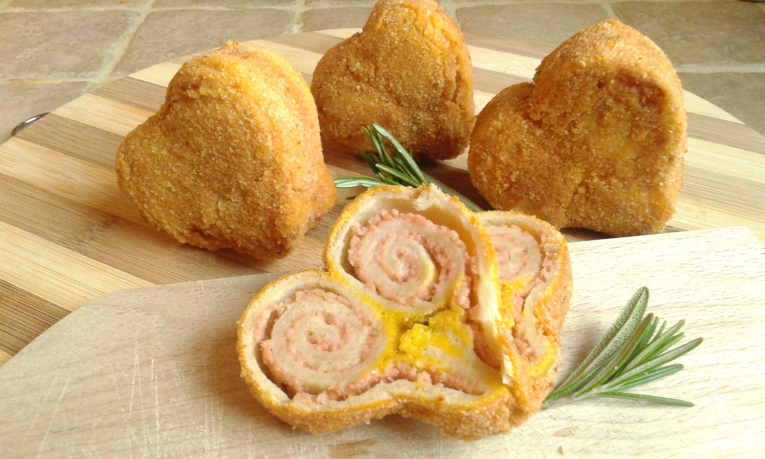 Cuori con crema di mortadella dorati