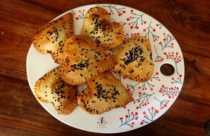 Cuori di brisè ripieni di cavolo cappuccio e gorgonzola in friggitrice ad aria