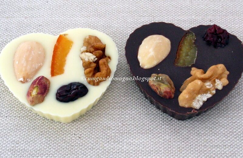 Cuori di cioccolato bianco e nero alla tripla frutta