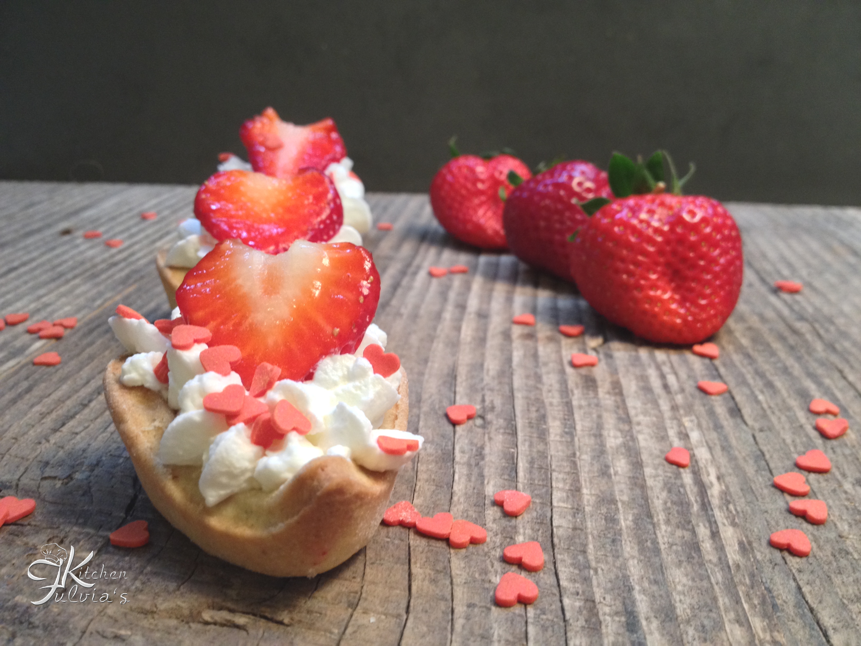 Cuori di frolla con panna e fragole