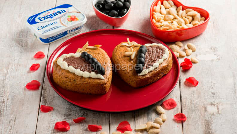 Cuori di mais blu con olive nere e mandorle per san valentino!