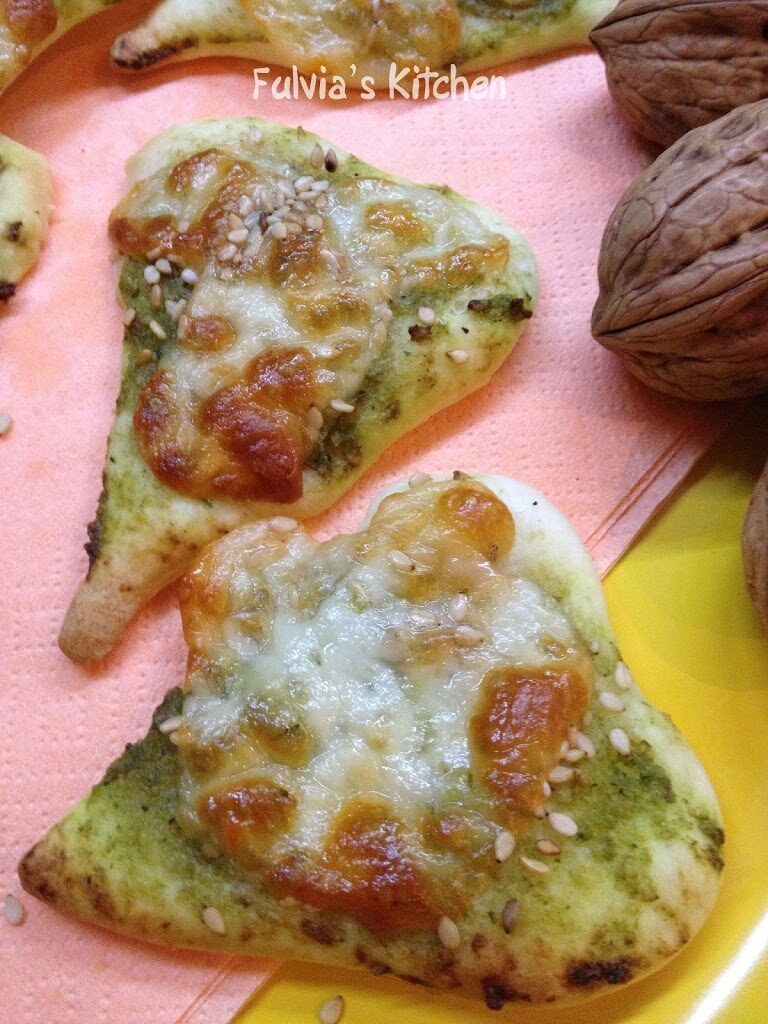 Cuori di pizza con pesto alle zucchine e noci e scamorza affumicata