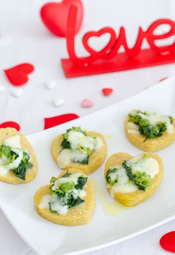 Cuori di polenta con cime di rape e mozzarella