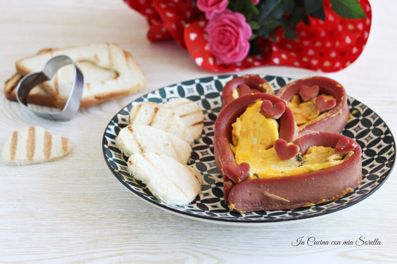 Cuori di wurstel con frittata