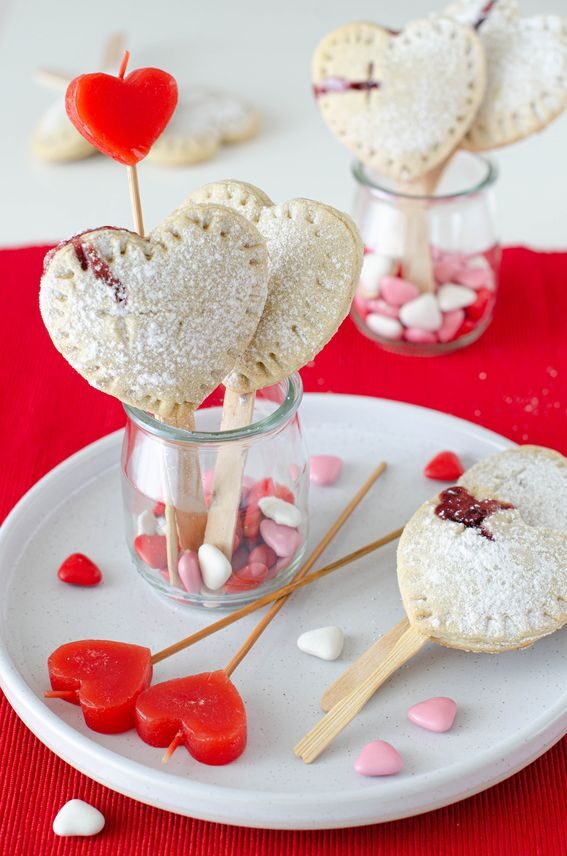 Cuori lecca lecca di pasta frolla ripieni di confettura – senza lattosio