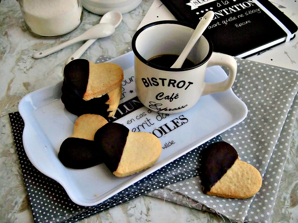 Cuoricini di frolla e cioccolato, una vera delizia!