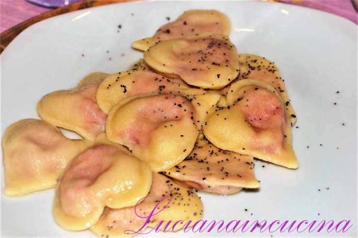 Cuoricini di pasta fresca ripieni di rapa rossa ai semi di papavero