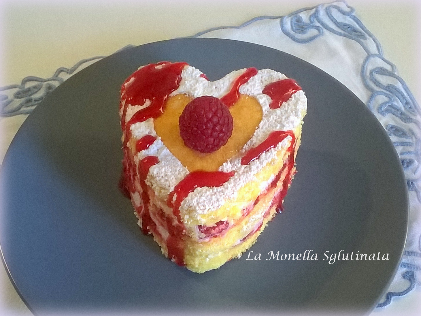 Cuoricino panna e fragole della monella