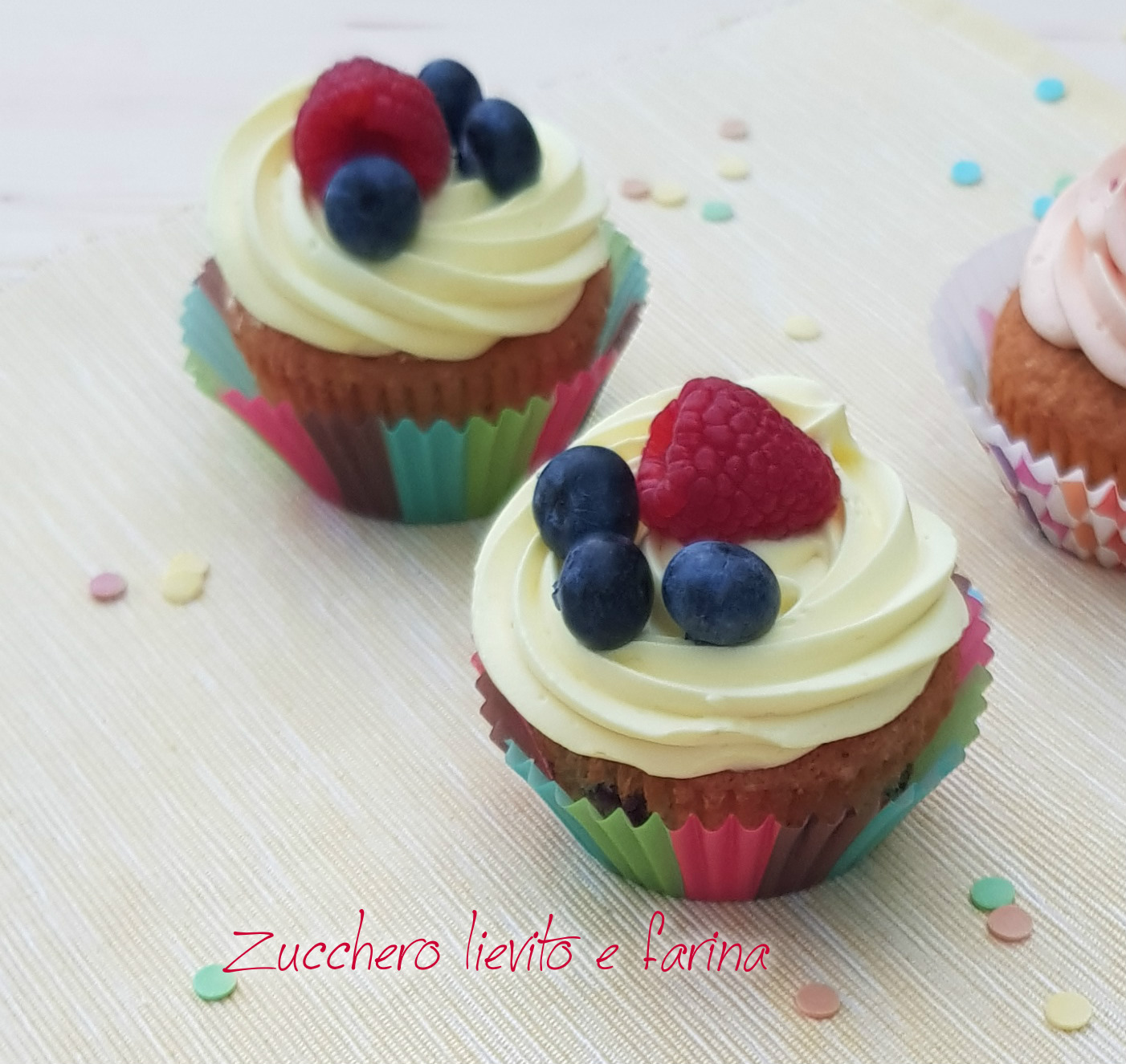 Cupcake ai frutti di bosco con namelaka al limone