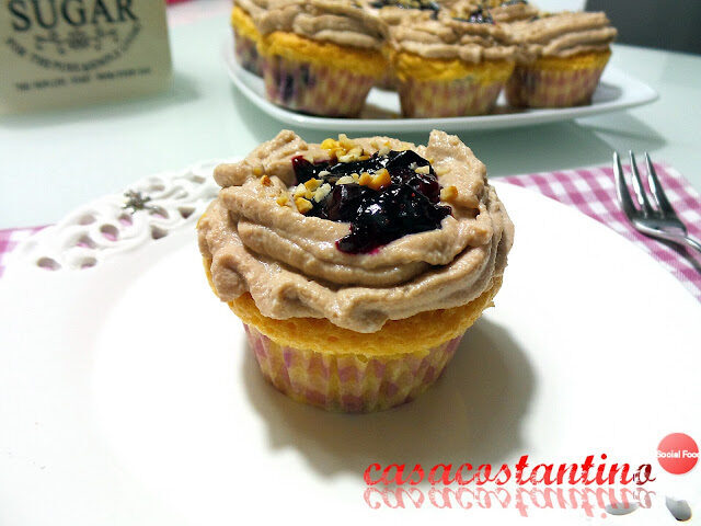 Cupcake ai mirtilli con crema di ricotta e cioccolato e coulis di mirtilli
