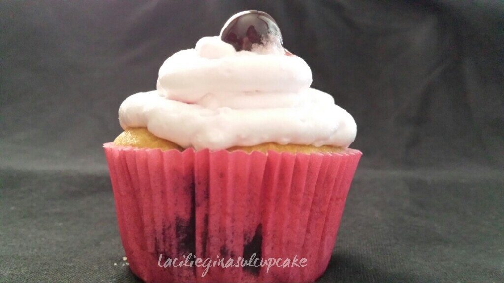 Cupcake ai mirtilli e frosting ai lamponi