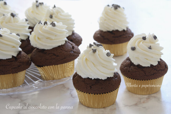 Cupcake al cioccolato con la panna