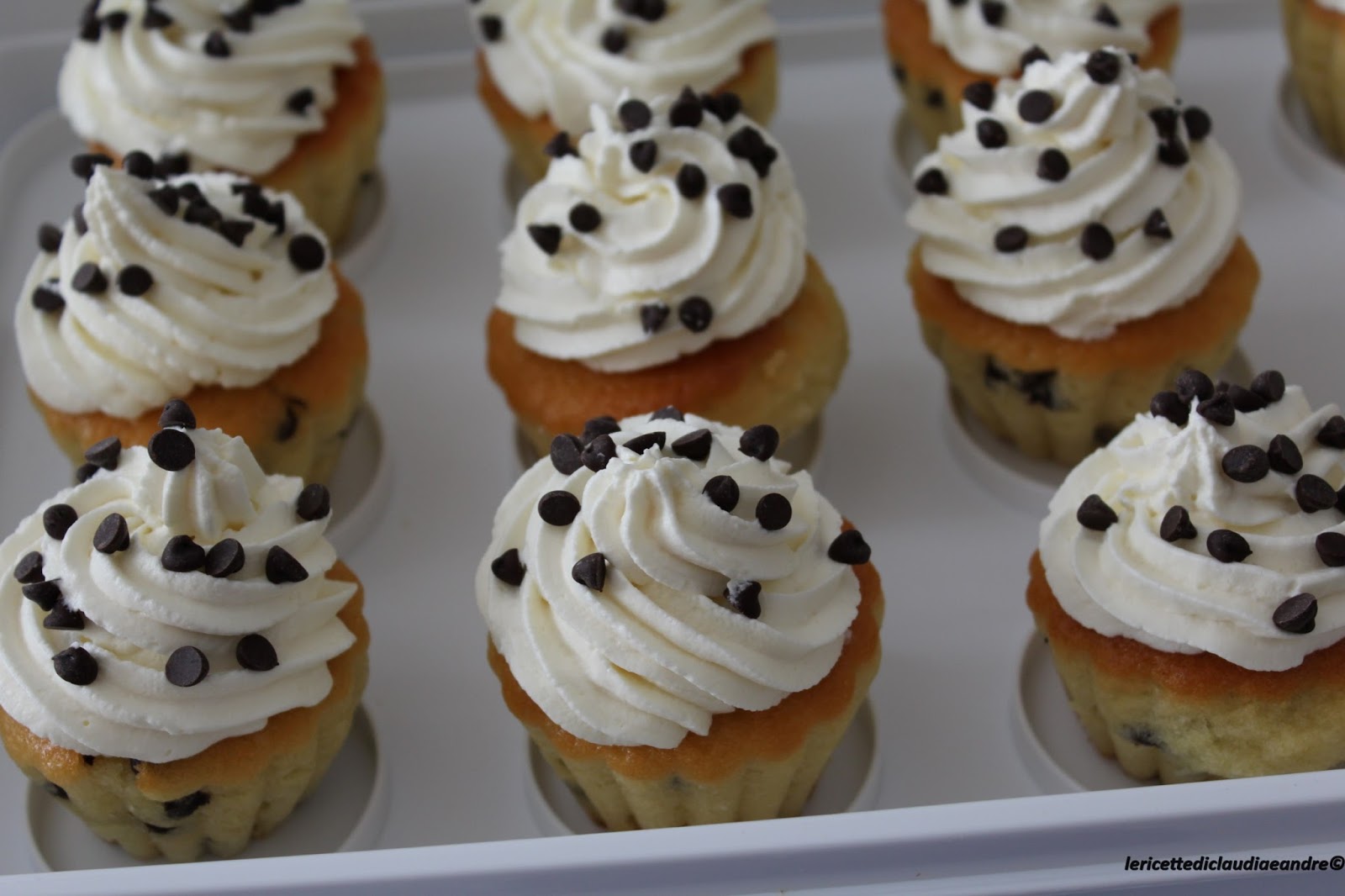 Cupcake allo yogurt, cocco e gocce di cioccolato