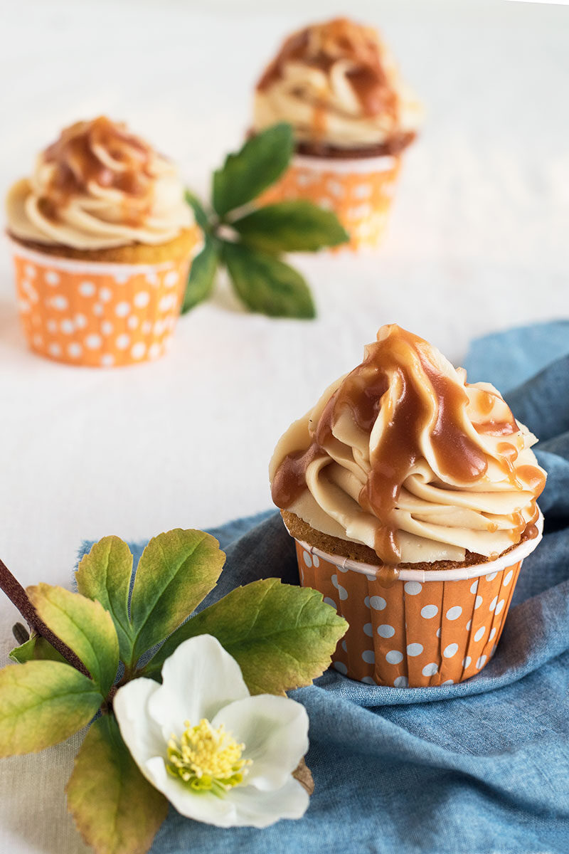 Cupcake con frosting al caramello