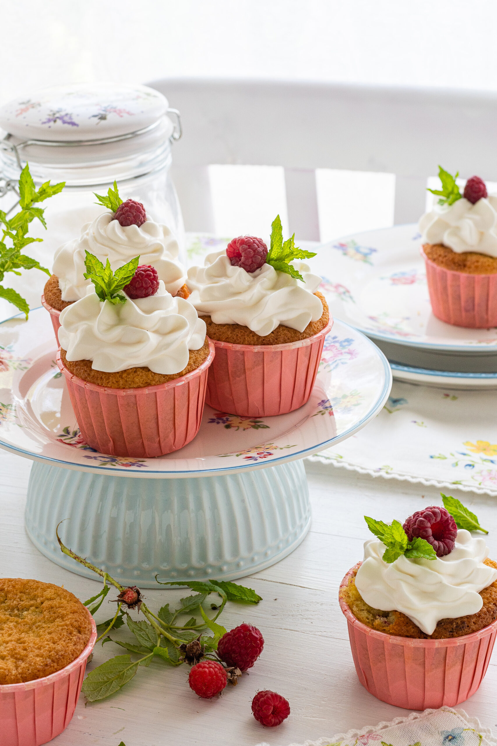 Cupcake con gocce di cioccolato e lamponi