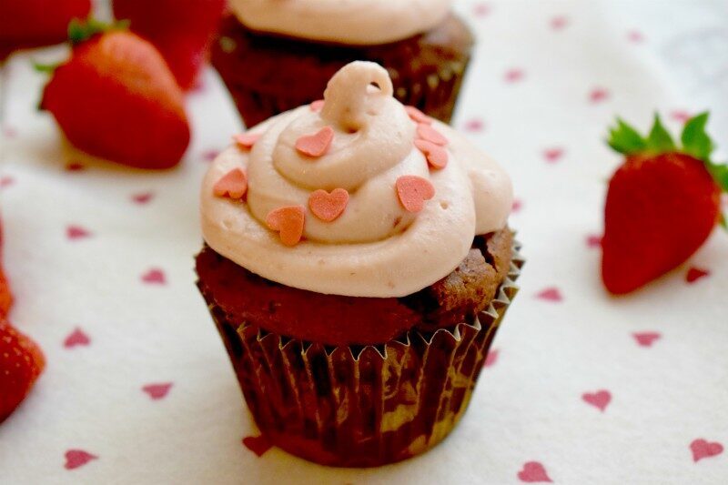 Cupcakes al cacao con frosting alle fragole