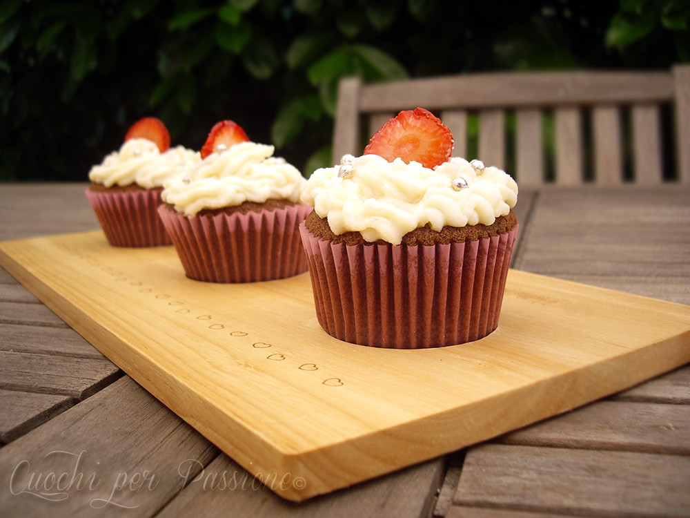 Cupcakes al cioccolato fondente e fragole