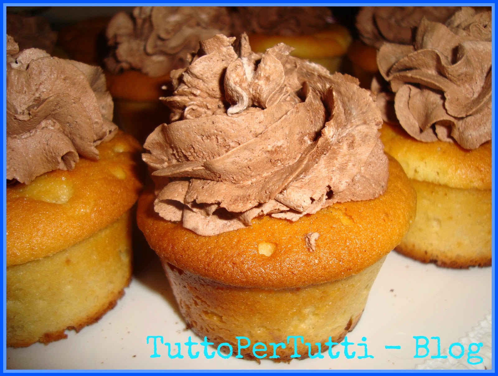 Cupcakes alla vaniglia ripieni e ricoperti di panna montata al cioccolato