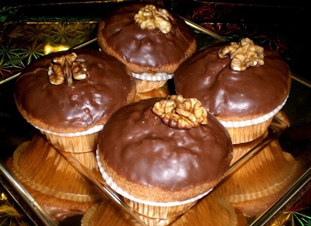 Cupcakes alle noci ricoperti di cioccolato