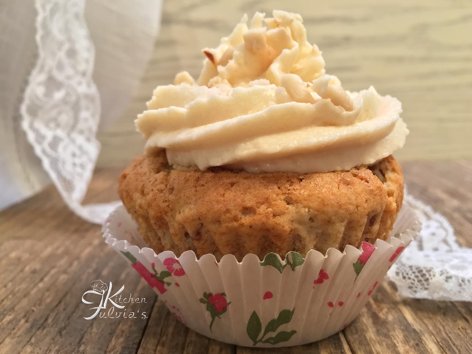 Cupcakes con pinoli, datteri e frosting alla crema di pinoli
