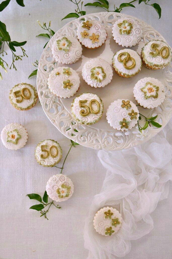Cupcakes decorati con pasta di zucchero “nozze d’oro”