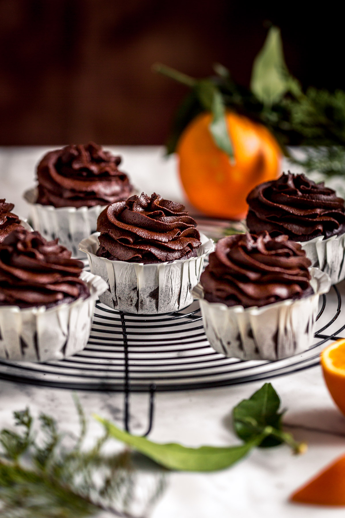 Cupcakes vegan al cioccolato arancia e zucca integrali | vegan chocolate pumpkin cupcakes with orange +  pumpkin date chocolate frosting