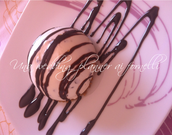 Cupola croccante di yogurtcake al cocco e cioccolato fondente