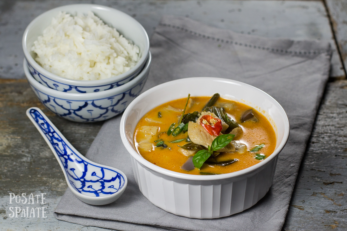 Curry rosso con pollo, verdure e riso jasmin