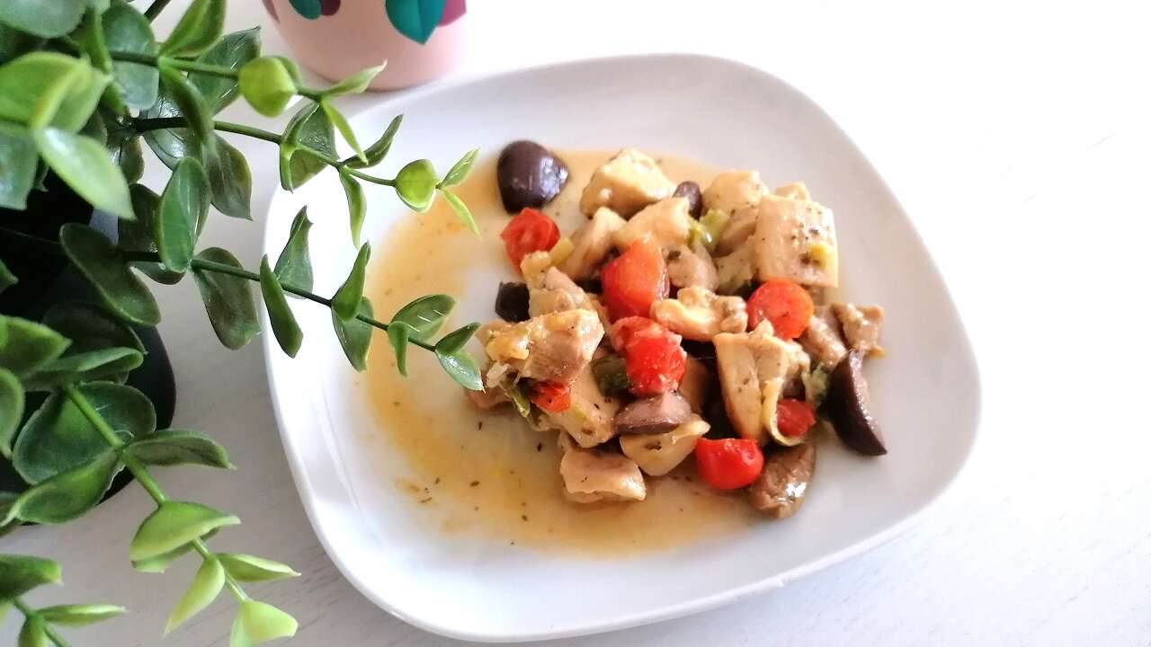 Dadini di pollo mediterraneo, con olive e pomodorini