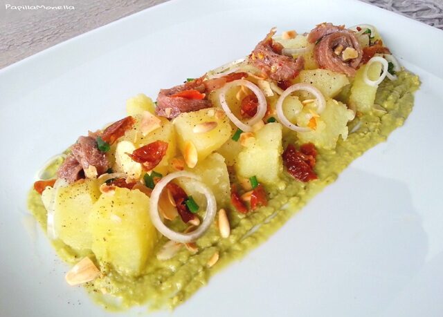 Dadolata di patate su crema di piselli e alici