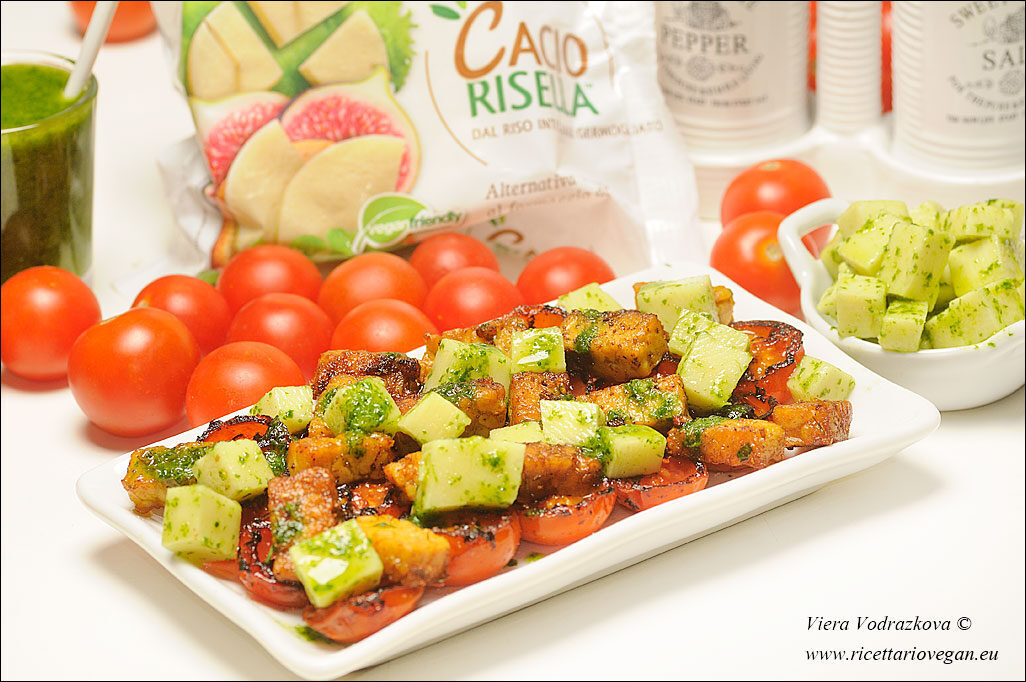Dadolata di tempeh e caciorisella con la salsa verde